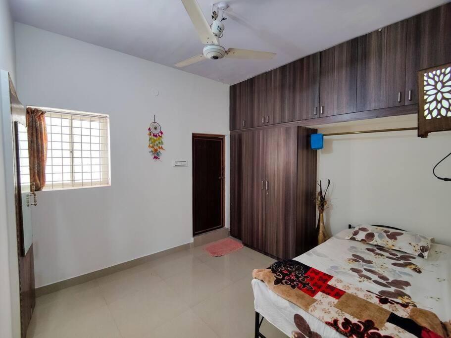 Comfy 2-Bedroom House In Sanjaynagar, Bengaluru Exteriör bild