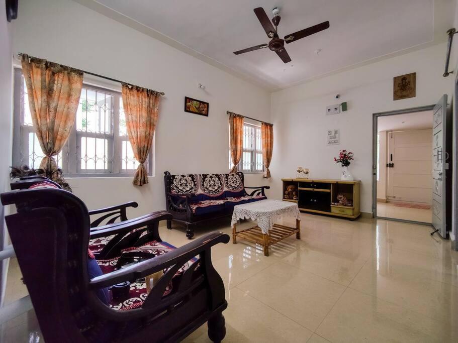 Comfy 2-Bedroom House In Sanjaynagar, Bengaluru Exteriör bild