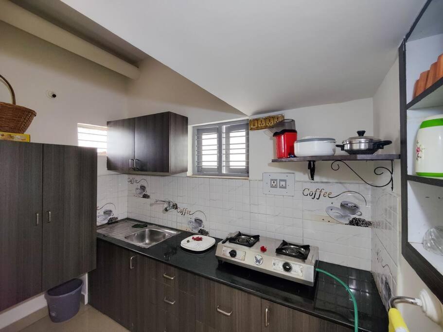 Comfy 2-Bedroom House In Sanjaynagar, Bengaluru Exteriör bild