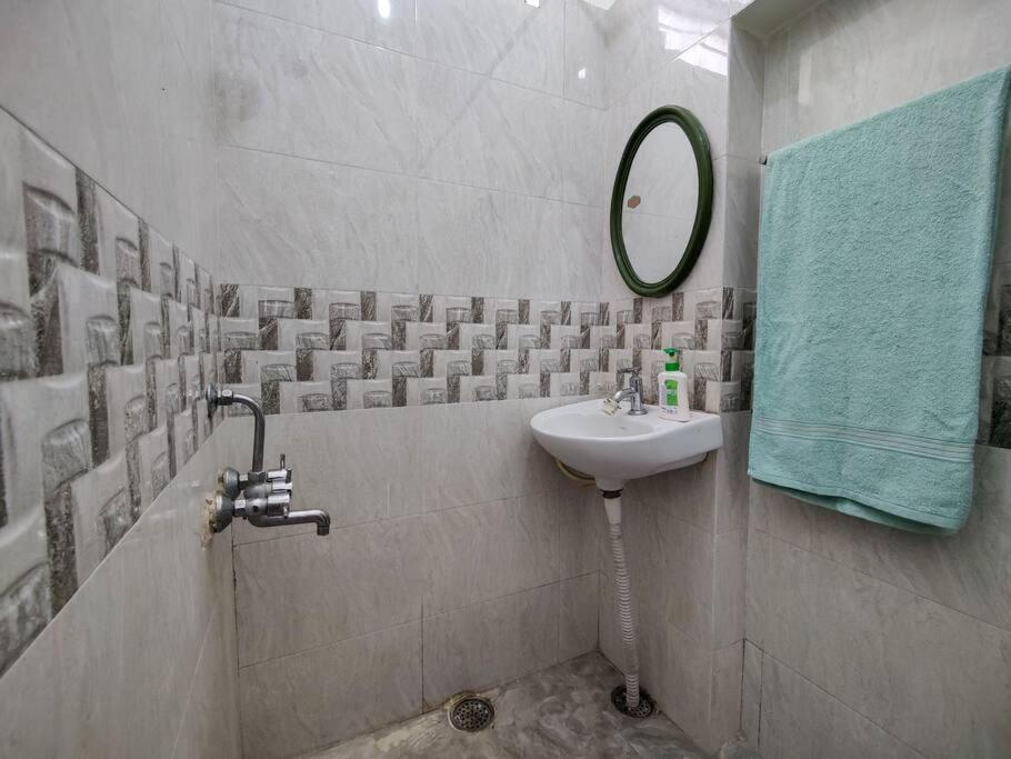 Comfy 2-Bedroom House In Sanjaynagar, Bengaluru Exteriör bild